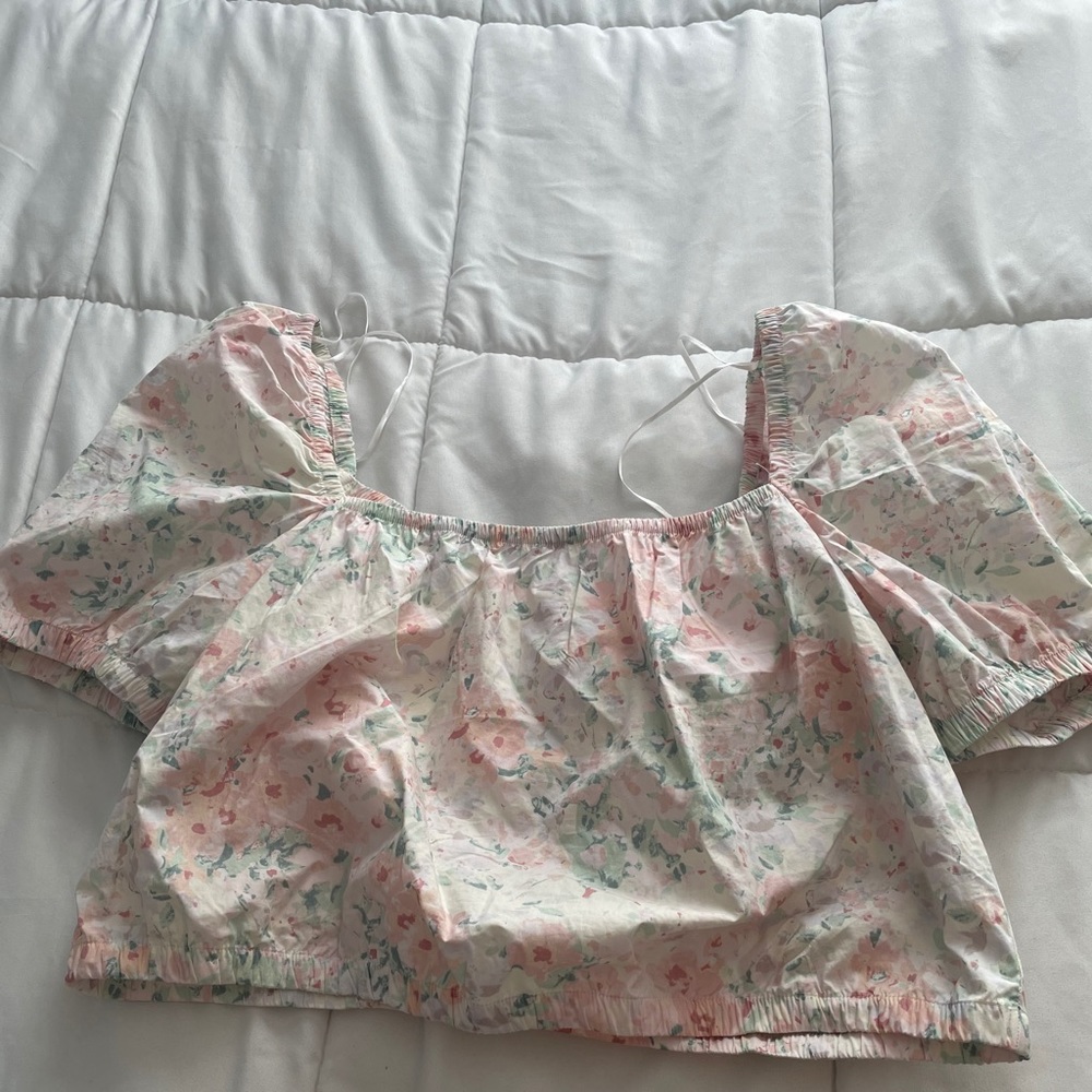 Dainty pastel cropped shirt NEVER WORN